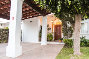 Front of the house-Fachada y garage.