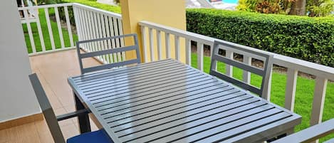 patio area, 4 chairs and table