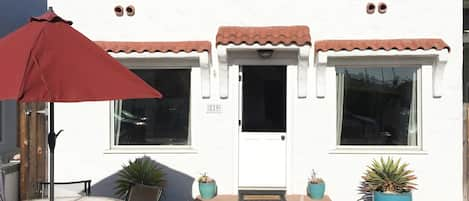 Charming Spanish Cottage with front patio table!