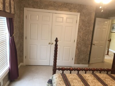  Upstairs Private Room Full Bath 15 Mins From Down Town Nashville. No extra fees