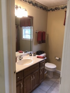  Upstairs Private Room Full Bath 15 Mins From Down Town Nashville. No extra fees