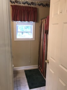  Upstairs Private Room Full Bath 15 Mins From Down Town Nashville. No extra fees