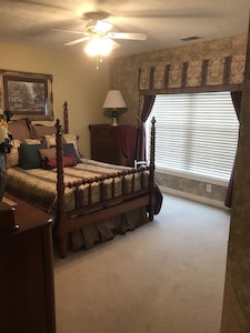  Upstairs Private Room Full Bath 15 Mins From Down Town Nashville. No extra fees