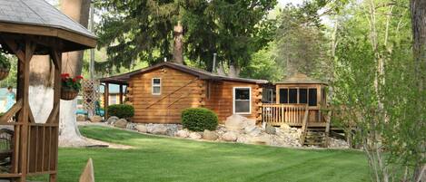 This is the Shitake cabin . Romantic cabin for two with Outdoor enclosed hot Tub