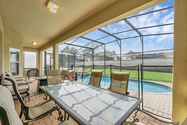 Enjoy a meal outside with this large dining room set with seating for 6