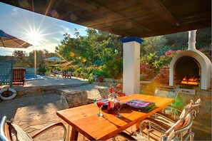 Barbacoa, horno de leña y cisterna típica de casa ibicenca