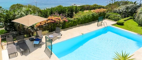 Vue du balcon : piscine et mer