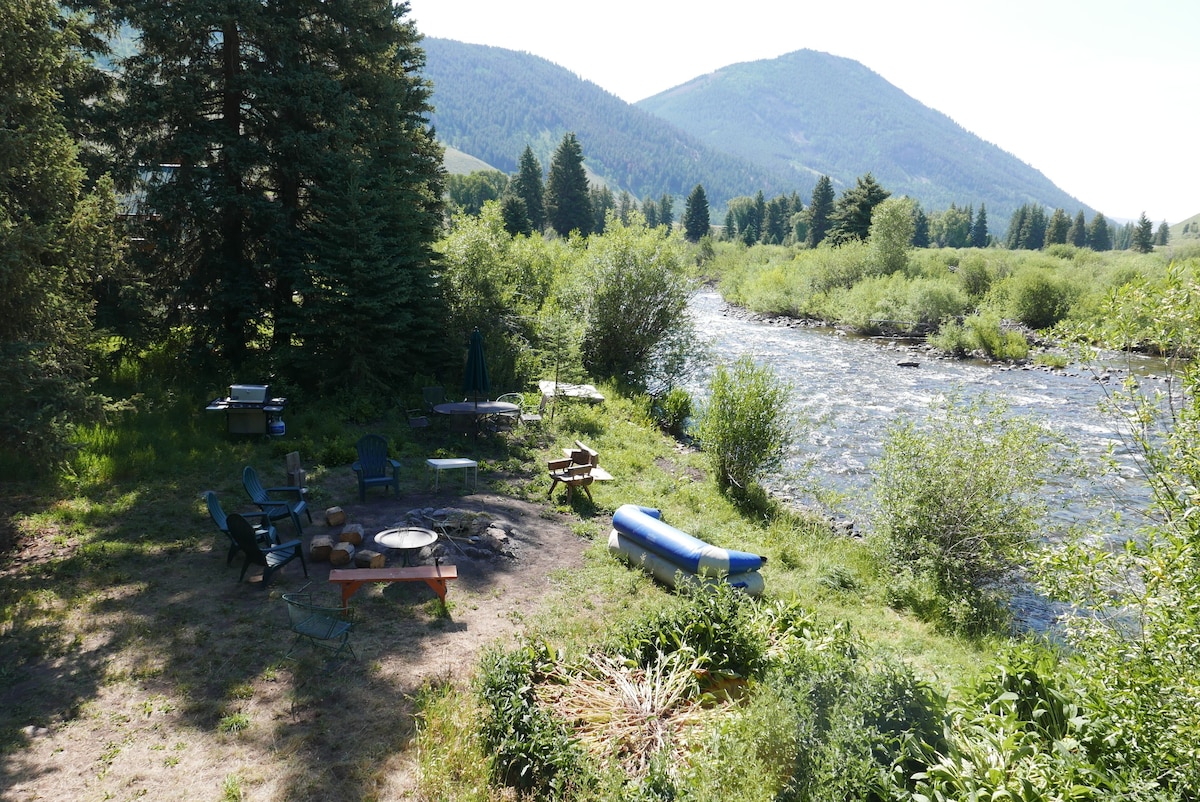 Great fishing spot 7 mi from CB. Private riverfront cabin that’s dog friendly