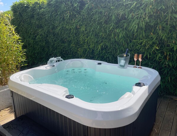 Outdoor spa tub