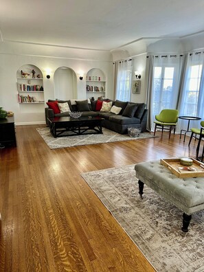 Spacious living room 