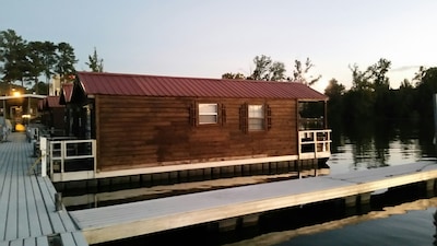 Floating Cabin Lake Guntersville 