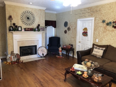  Upstairs Master Suite, 15 mins frm downtown Nashville No extra fees