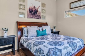 2nd guest bedroom -with Queen-size bed.