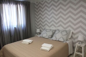 quarto de casal com grande guarda roupa