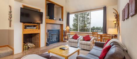 2130 The Pines - a SkyRun Keystone Property - Living Room