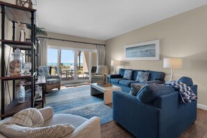 Living Area w/Beachfront View