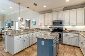 Beautiful, clean, fully equipped Kitchen.