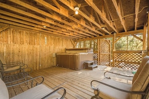Private hot tub & outdoor Veranda.