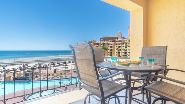 The balcony with its dining table.