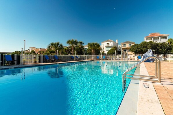 Large Community Pool - Plenty of Seating