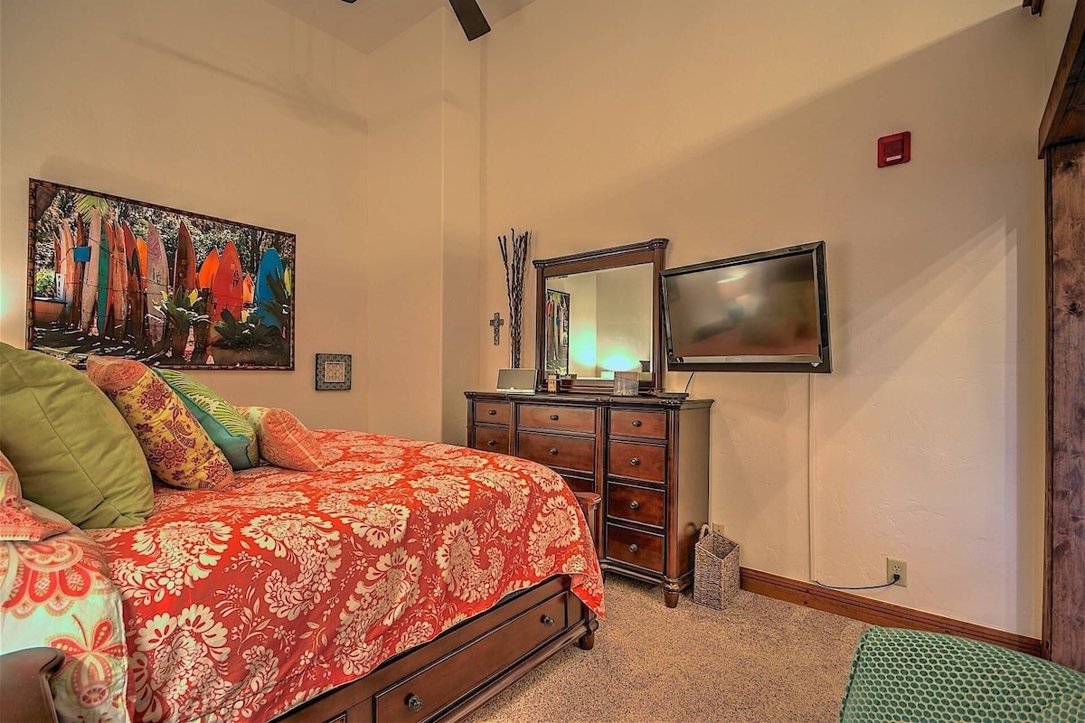 Updated Quiet Condo on Main St. in Downtown Frisco, Sleeps 4 (Downstairs Master + Upstaris Loft)