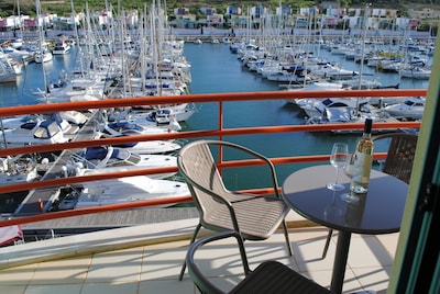 Apartamento en primera línea del puerto deportivo de dos camas, piscina compartida y excelentes vistas del puerto deportivo y el mar