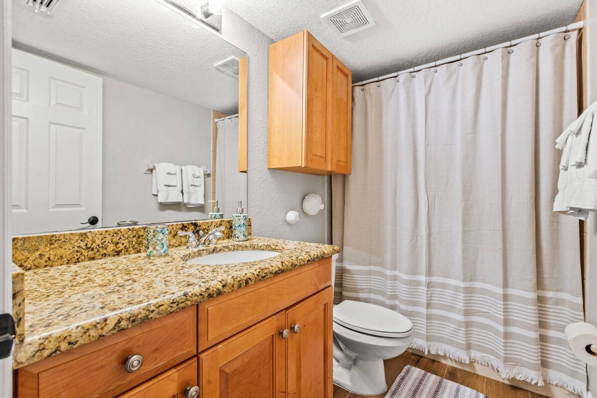Beachfront, Gulf View, 2 King Beds, W/D, Free Wi-Fi & Cable, Pool, Hot Tub ~ 303 Oceanway
