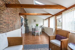 Sun room and dining area, with underfloor heating, a relaxing space 