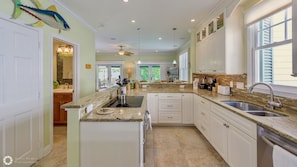 You will not want for anything in this kitchen. Missing something? Just call us!