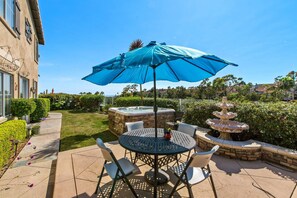 Back yard jacuzzi, table and ocean view - STR14-0092
