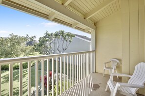 Lanai - View to golf course & mountains.