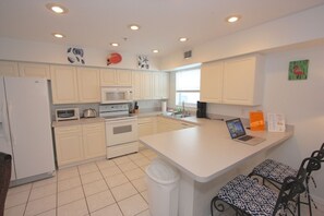 Fully Equipped Kitchen with Breakfast Bar