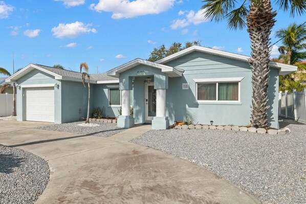 Stephy's Place ~ 3 Bedroom/3 Bathroom House ~ Indian Rocks Beach, FL