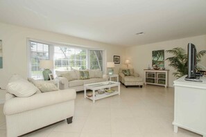 Open & spacious LR w/abundance of natural light & ample seating.