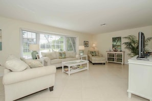 Open & spacious LR w/abundance of natural light & ample seating.