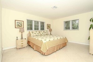 Split BR floor plan provides the ultimate in privacy w/master (king) suite w/en suite bath located off LR/DR area.