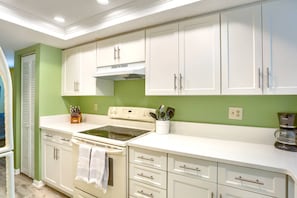 Fully Equipped Kitchen with All the Conveniences of Home!