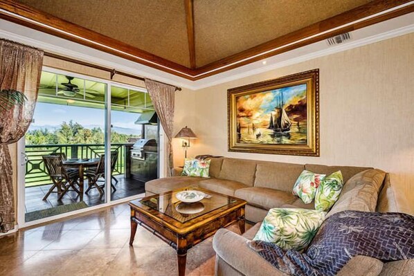 Luxurious Living Room to relax and amazing golf views.