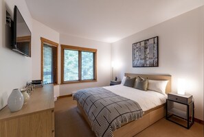 Primary bedroom: Queen bed, TV, ensuite