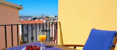 Quiet and pleasant terrace to enjoy the sun and a nice outdoor brunch