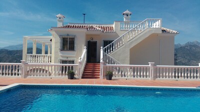 Villa de lujo con excelentes vistas al mar, montañas, olivares y viñedos