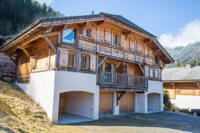 Well located ski chalet, 10 minutes from  lifts, also perfect for summer breaks.