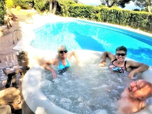 Hot tub and heated pool above the bay of S'ant Pol 