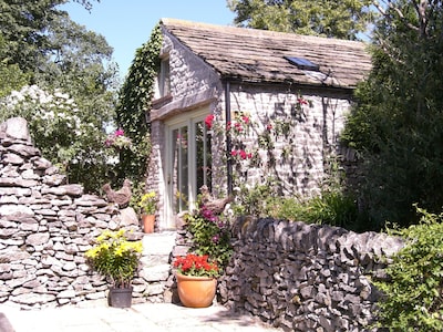 Stylish cottage for 2 guests, 1 dog welcome, dining pub near, Chatsworth 10m.  