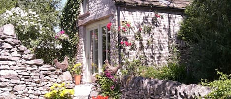 Swallow Barn self catering holiday property for one/two people (1 dog welcome)