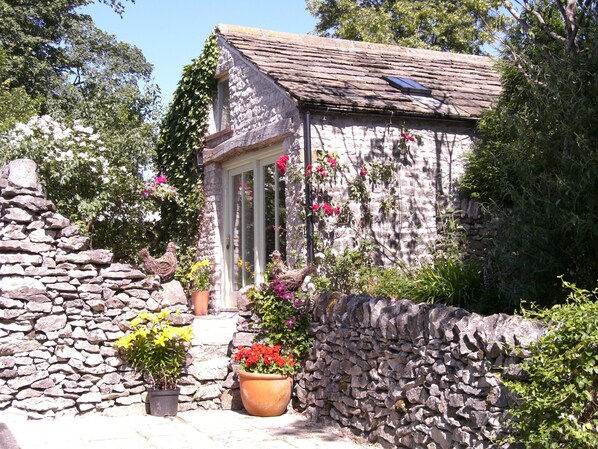 Swallow Barn self catering holiday property for one/two people (1 dog welcome)