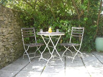 Stylish cottage for 2 guests, 1 dog welcome, dining pub near, Chatsworth 10m.  