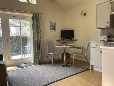 Stylish cottage for 2 guests, 1 dog welcome, dining pub near, Chatsworth 10m.  