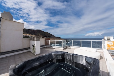 Nice apartment with sea views and jacuzzi.