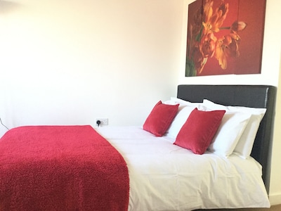 Lovely  2 bed Flat with En-Suite near Basildon Town Centre & Hospital sleeps 4